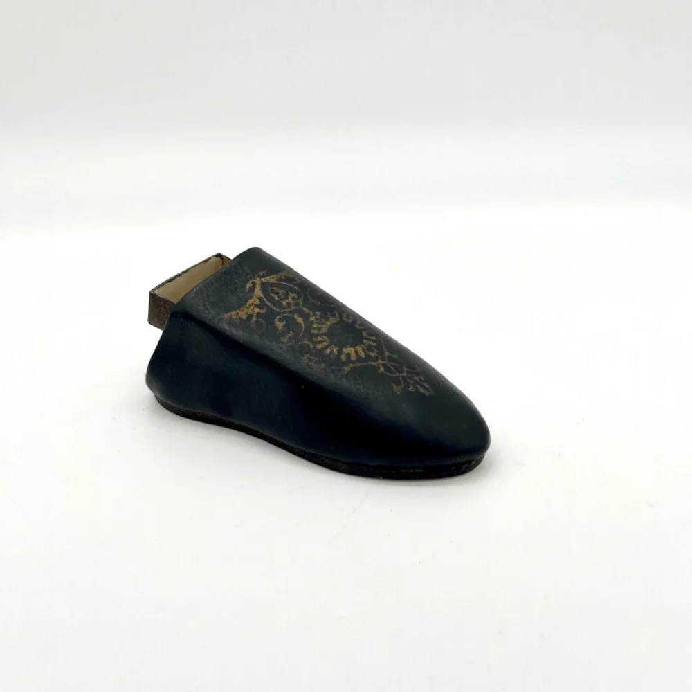 Roses Des Sables‎ Vintage Leather Model Shoe Match Holder Novelty Gift Decor